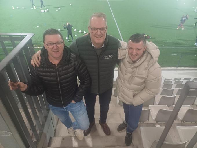 Andy Colpaert, Mario David en Angelo Paravizzini in de tribune van Mandel United waar ze nu aan de slag zijn.