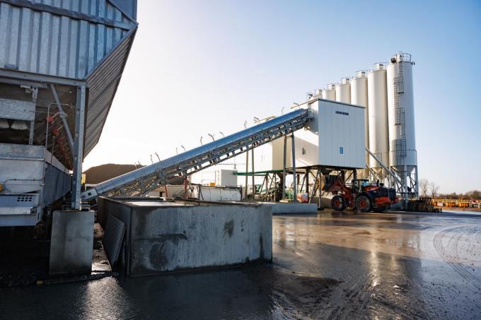 Naast het droogdok trok Declercq Stortbeton een tijdelijke betoncentrale op.