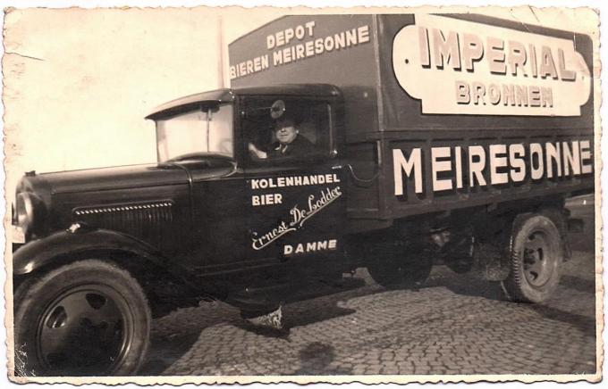De eigen vrachtwagen van Ernest De Lodder, waarmee hij naast kolen ook limonade, water en bieren van Meiresonne leverde.