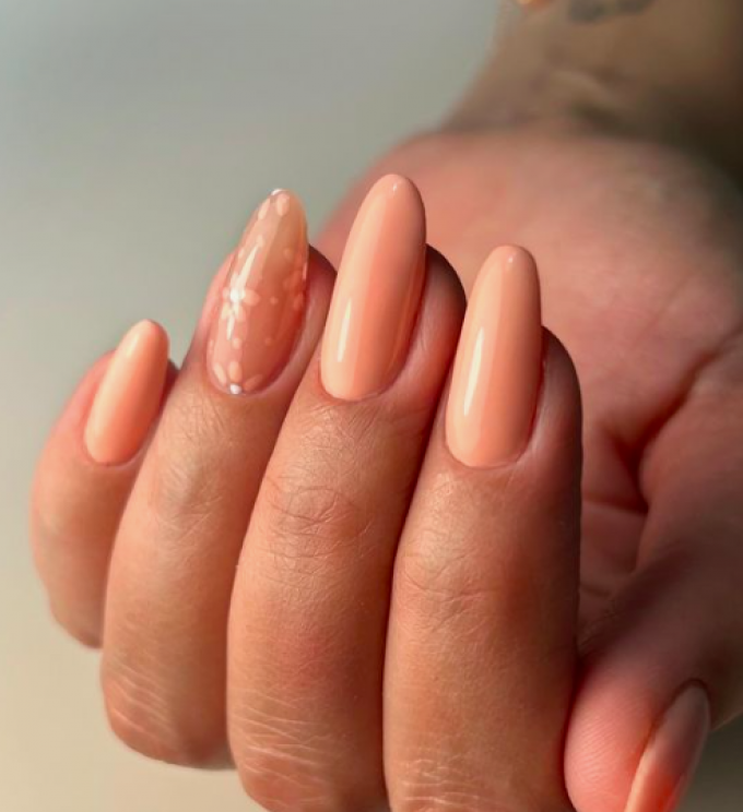 Les ongles Peach Fuzz