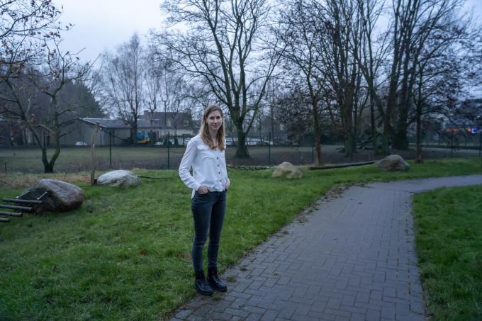 Annelies Beel op het wandel- en fietspad dat begint naast haar woning in de Joris Lannoostraat en uiteindelijk uitmondt in de Kasteelstraat. Achter haar zie je de groene omgeving die zij en haar buren al jarenlang gewend zijn. “Hiervoor zijn we hier komen wonen.”