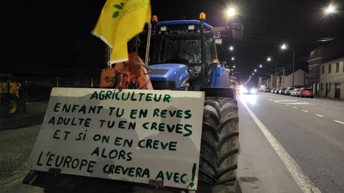 Des jeunes agriculteurs attendaient sur la route de Bruxelles, dimanche soir à Braine-le-Comte, d'autres tracteurs pour monter sur la capitale