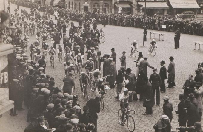 Bevoorrading te Roeselare tijdens de Ronde van Vlaanderen in 1939.