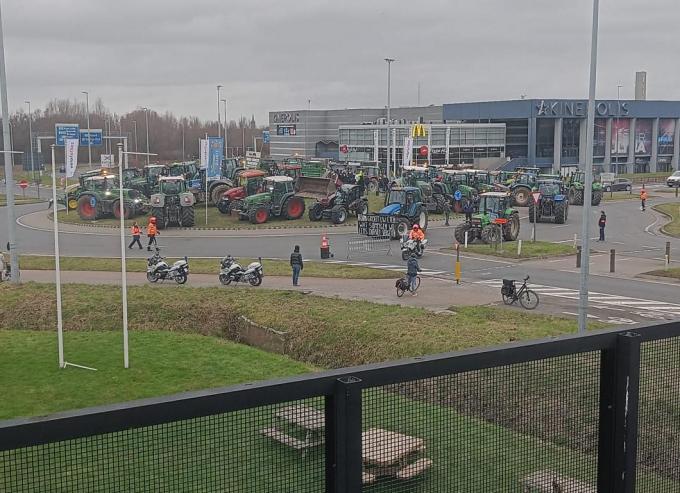 Een rotonde vol tractoren aan Expo Kortrijk.