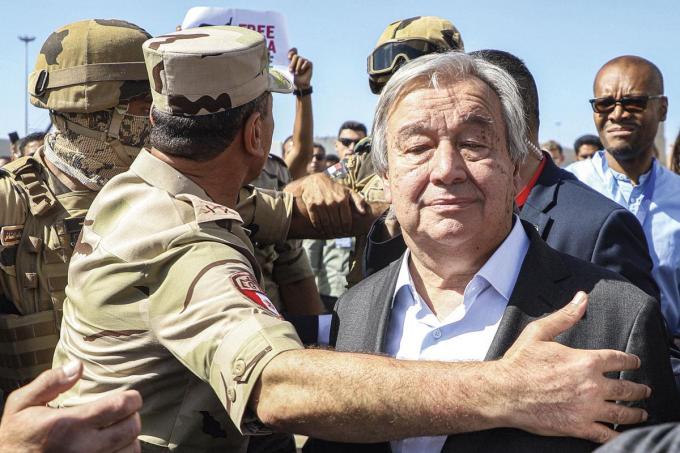 Le secrétaire général de l’ONU António Guterres, symbole de l’opposition à la solution strictement militaire d’Israël.