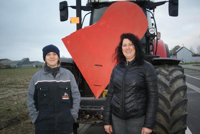 De initiatiefnemers van het ludieke protest: Mieke Obin en Katrien Roose. “Ons hart breekt als we denken aan de zware strijd die onze boeren al jaren moeten leveren! ”