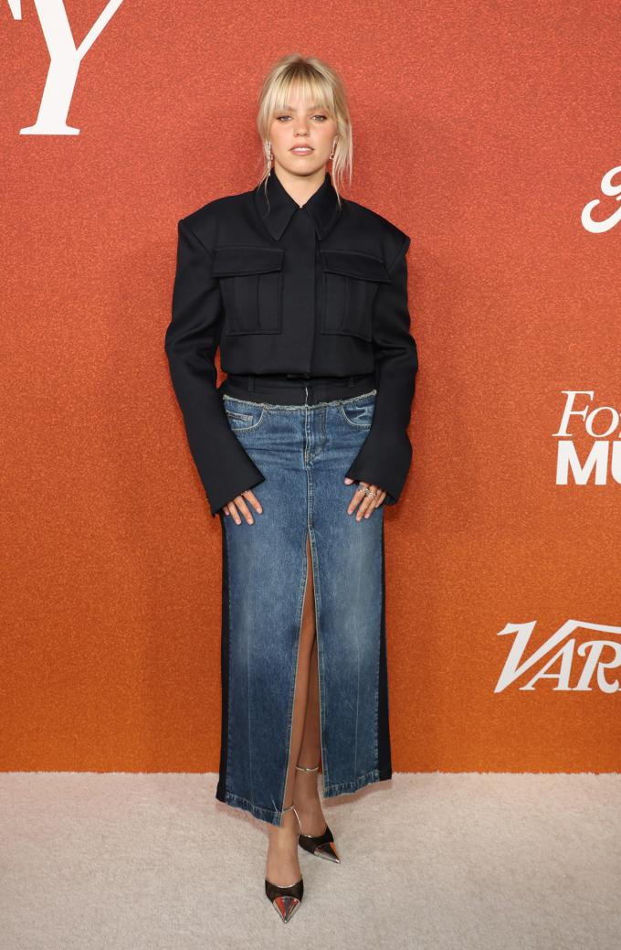 In maxi jeansrok op de Variety Power Of Young Hollywood 