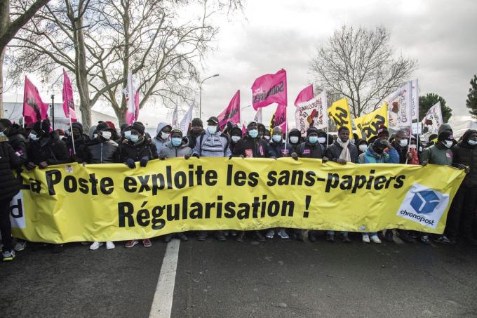 Le service livraison de colis de La Poste est accusé en France d'avoir employé des travailleurs sans-papiers.