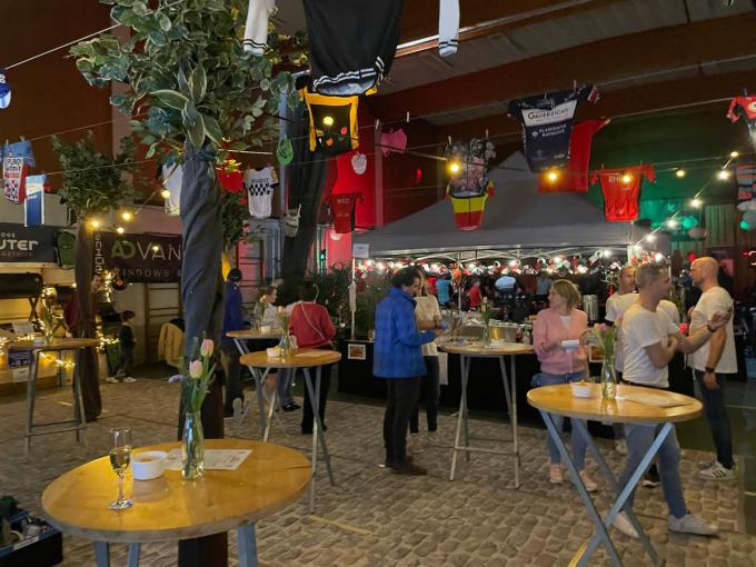 De turnzaal wordt mooi ingekleed met indoor groen en een heus wielerdorp