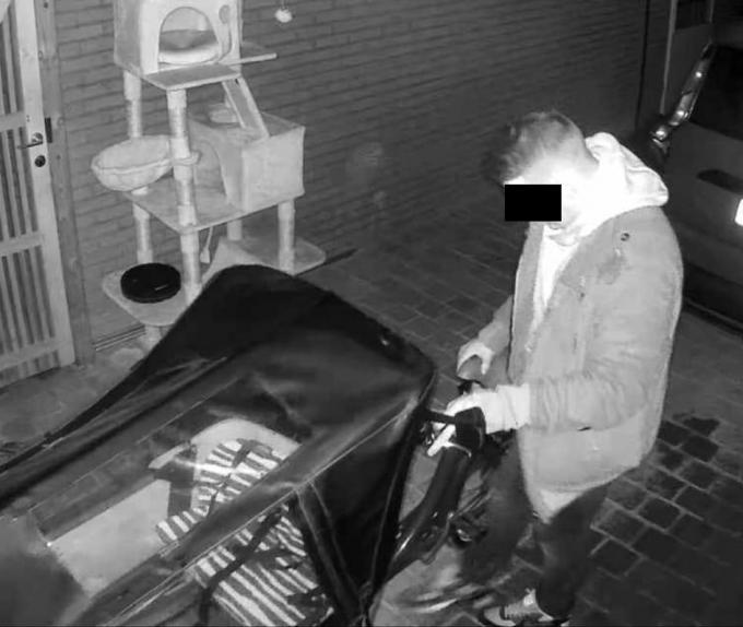 Vooraleer hij de Nissan van Lynn stal, probeerde hij al een bakfiets te stelen.