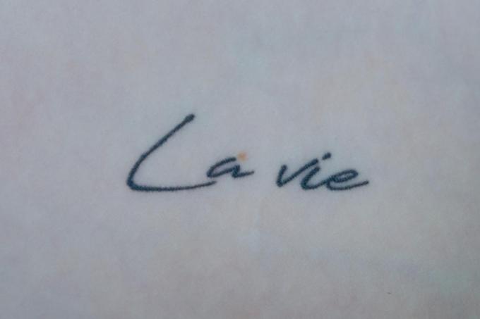 Liza liet ‘La Vie’ op haar binnenarm tattoeëren.