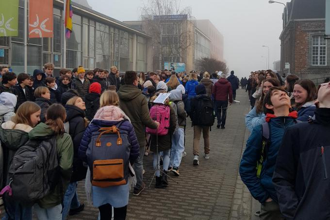 1 jaar geleden begon de eerste dag van de nieuwe leerlingen met een grote stoet. ‘s Middags kreeg men frietjes. De nieuwbouw werd officieel geopend door de directie, bestuursleden en schepen.