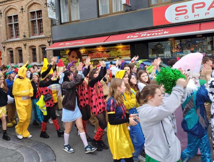 De zesdejaars uit Poperinge hebben hun honderd laatste dagen in de middelbare school gevierd.