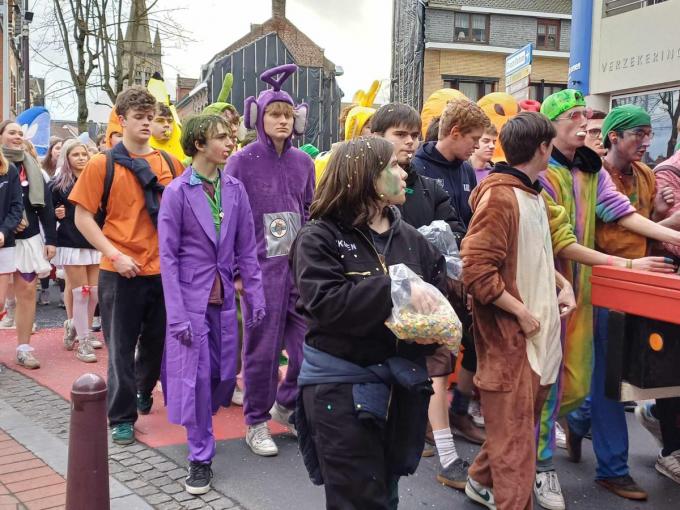 De zesdejaars uit Poperinge hebben hun honderd laatste dagen in de middelbare school gevierd.