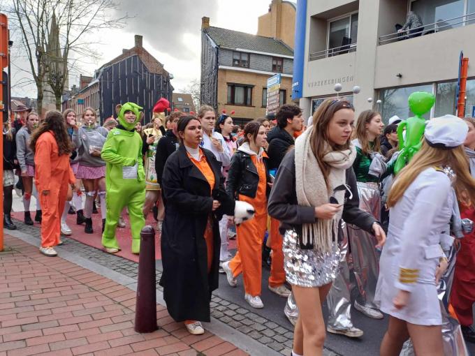 De zesdejaars uit Poperinge hebben hun honderd laatste dagen in de middelbare school gevierd.