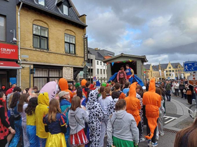 De zesdejaars uit Poperinge hebben hun honderd laatste dagen in de middelbare school gevierd.