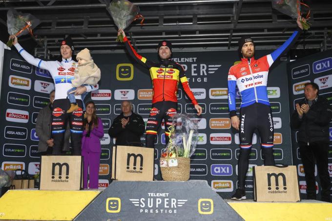 Het podium bij de mannen. Eli Iserbyt (midden) haalde het voor Michael Vanthourenthout (links) en Joris Nieuwenhuis (rechts).