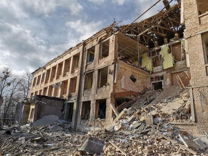 Dat is alles wat er overblijft van een technische school in Vasylkiv, na amper één week oorlog. (Foto Alamy)