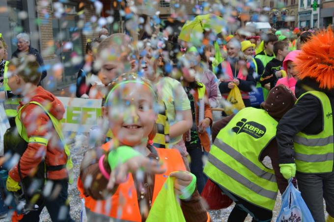 De kindercarnavalstoet in Poperinge lokt deelnemertjes uit de wijde regio. (gf)