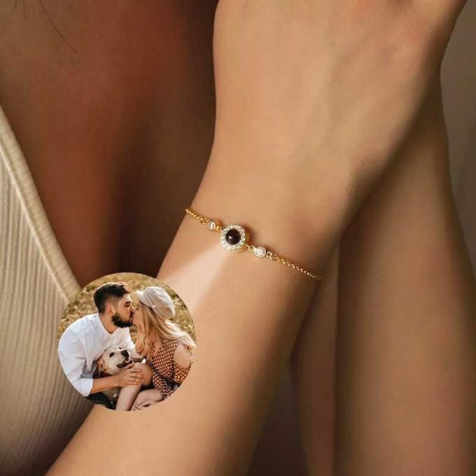Un bracelet avec projection de sa photo préférée