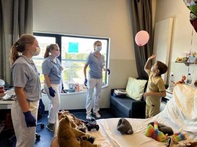 Jef met de verpleegsters in zijn kamer in het ziekenhuis.