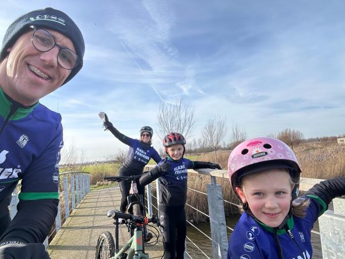 Jef samen met mama, papa en zus tijdens een fietstocht.
