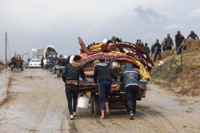 Avec les déplacés venus du nord de la bande de Gaza, Rafah a atteint une densité de population record de 27 000 personnes au kilomètre carré.