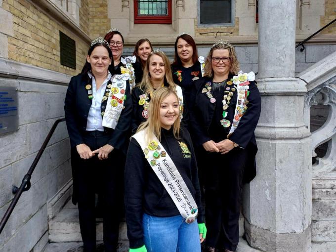 Kandidate Prinses Carnaval Davina Crombez met enkele prinsessen carnaval. Achteraan voorzitster Evelyne Devos, Kathy Pareyn, Kimberly Callens en in het midden Vanessa Six, Lynn Quaghebeur en Stephanie Bulckaert.