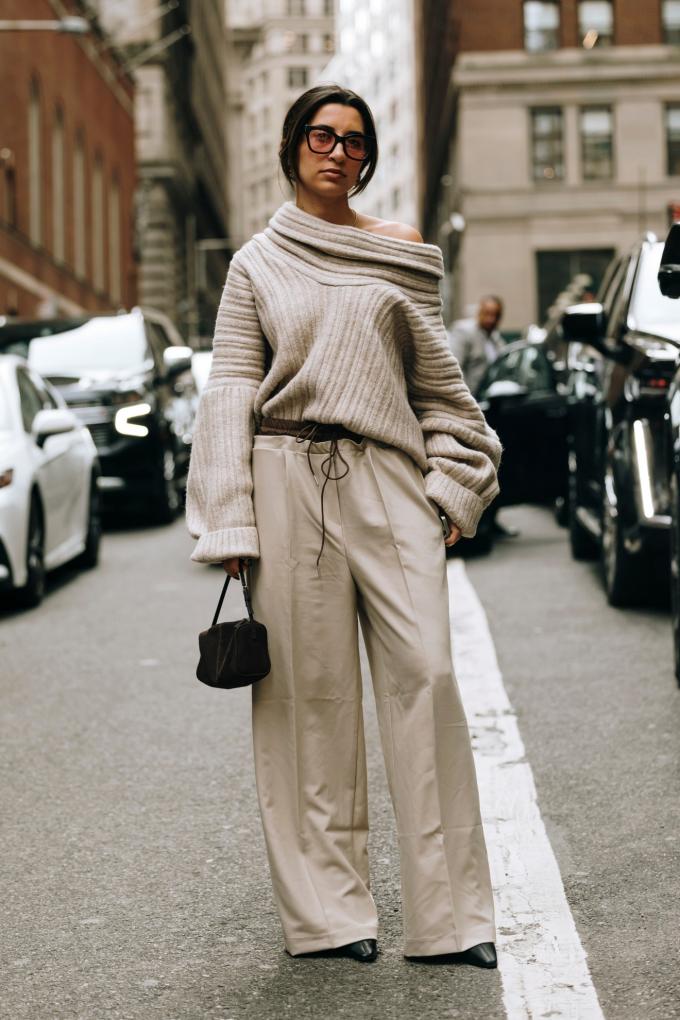 Beige pantalon + oversized knit + zwarte laarsjes