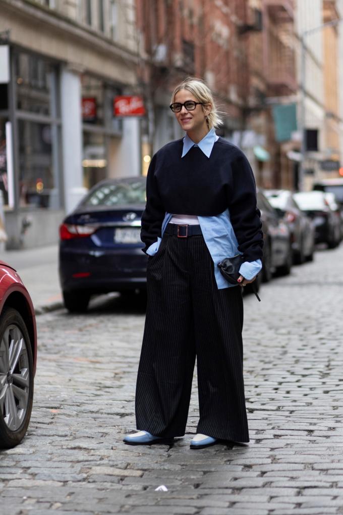 Wijde pantalon + blauw hemd + sweater + loafers