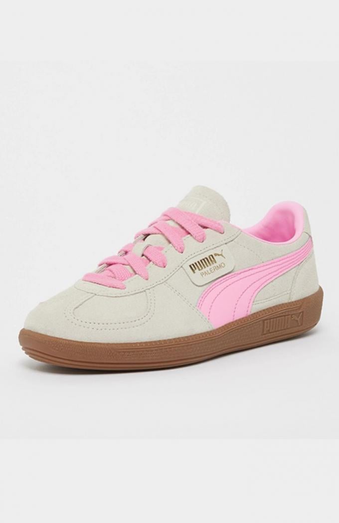 Neutrale sneakers met roze logo