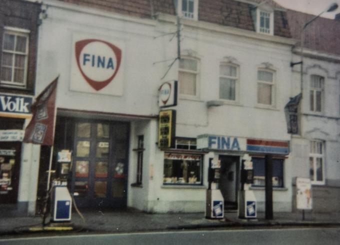 In de beginperiode baatte de familie Vander Stichele een benzinestation uit in het centrum van Roeselare in de Meensesteenweg, waar nu een postkantoor is.