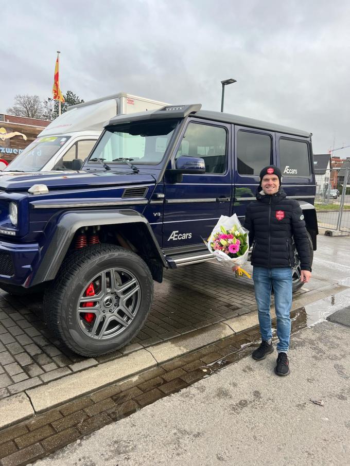 Een Mercedes-AMG G 500 4x4 Kwadraat met Eli Iserbyt en de bloementuil die hij overhield aan de zege in Maldegem.