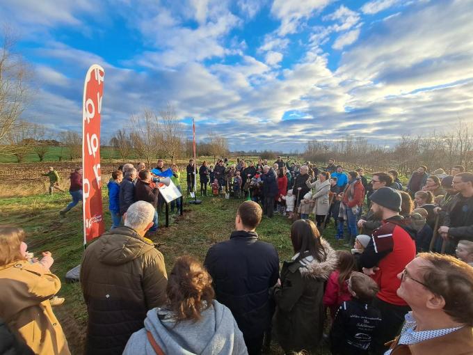 De onthulling van het bord met de 386 namen van kinderen in het geboortebos.