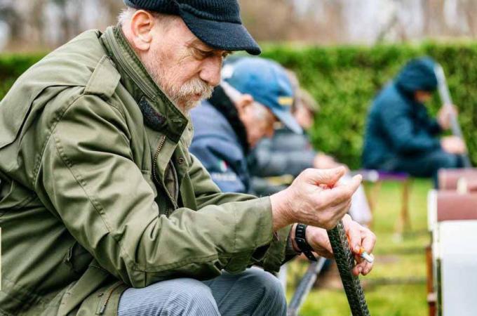 Elke ‘krielenier’ beschikt over een lange lat, om het aantal kraaien te tellen. (Foto GGM)