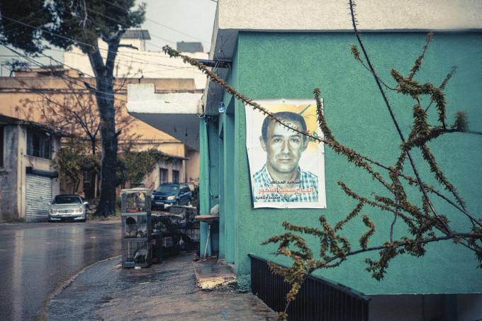 Dans les villages du Sud-Liban, les portraits des membres du Hezbollah morts au combat s’affichent en grand sur les murs.