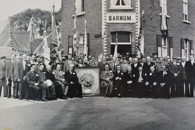 Een kampioenenhulde bij Niet Rijk maar Recht in 1956 in lokaal De Barnum.