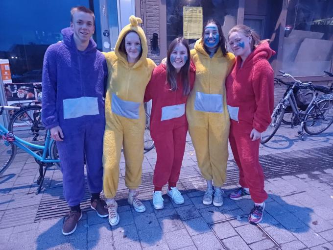 Het gezelschap uit het College met v.l.n.r. Tibe Werkman, Anouk Declerck, Leontien Bostoen, Lotte Hoornaert en Phebe Vangeenberghe.