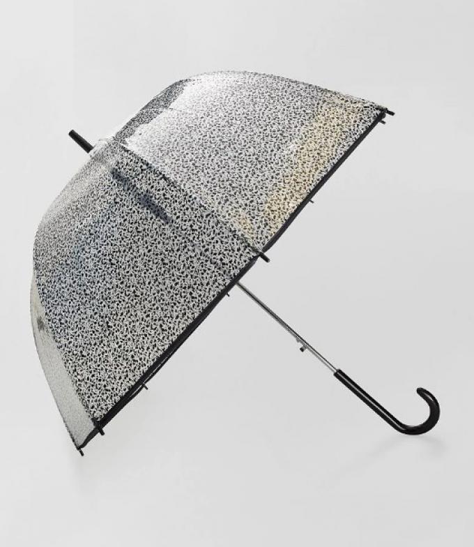 Un parapluie transparent imprimé noir