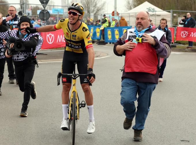 Een beeld van vorig jaar, Rik Bossuyt zet de achtervolging in op Christophe Laporte, die net daarvoor Dwars door Vlaanderen heeft gewonnen.