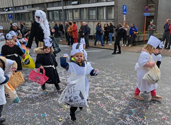 Traditiegetrouw staat de vrijdag van het carnavalsweekend in het teken van de Kindercarnavalstoet.