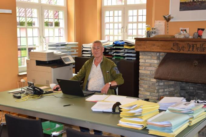 Dirk Ackerman in zijn voormalige kantoor in het administratief centrum, dat in Chantal dienst doet als bureau van de burgemeester.
