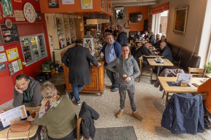 Dieter Janssens centraal in zijn café waar een gezellige drukte heerst.