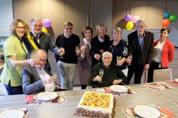 Zittend: De jarige Raymond Pylyser en zijn huisarts Pol Vanhauwaert. Staand: Lies Declerck (ergotherapeute), schepen Guido Hoste, Tom Schockaert en Leen Pylyser, Els Pylyser, Ingrid Pylyser en Rik Broucke, Patricia Hamiaux (hoofdverpleegkundige)