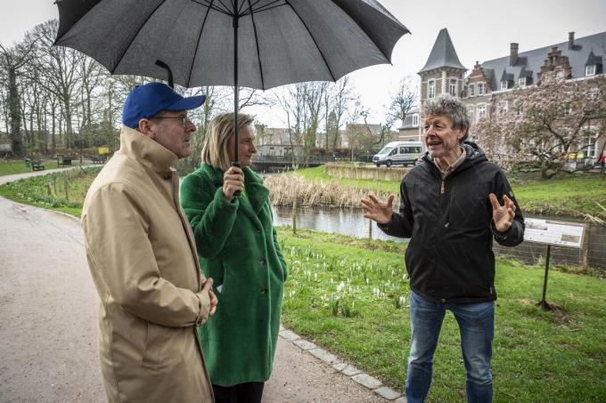 Lieven Detavernier, directeur van vzw Mariënstede, leidde Hans Kluge en Hilde Crevits rond op het kasteeldomein van Mariënstede.