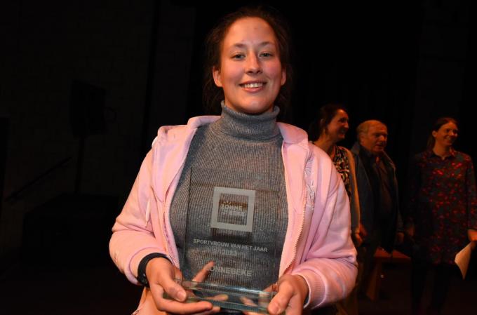 Kelly Vebrugghe mocht de prijs van sportvrouw van het jaar in ontvangst nemen.