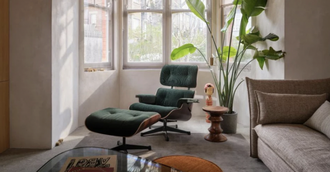 Ce fauteuil Eames x Raf Simons fait partie des lots de la vente aux enchères anniversaire du Vif Weekend - DR Eames