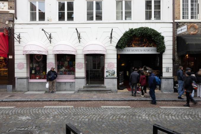 De voorgevel in de Wollestraat doet allesbehalve vermoeden dat hier het oudste huis van Vlaanderen staat.