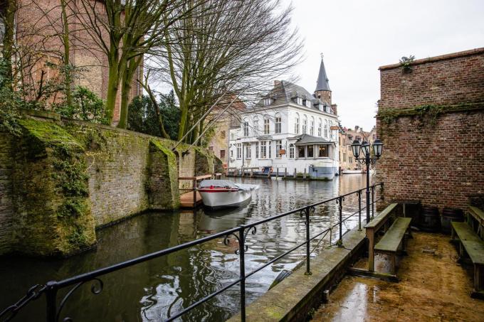 Het Huis De Oude Steen paalt achteraan aan de historische Kraanrei.