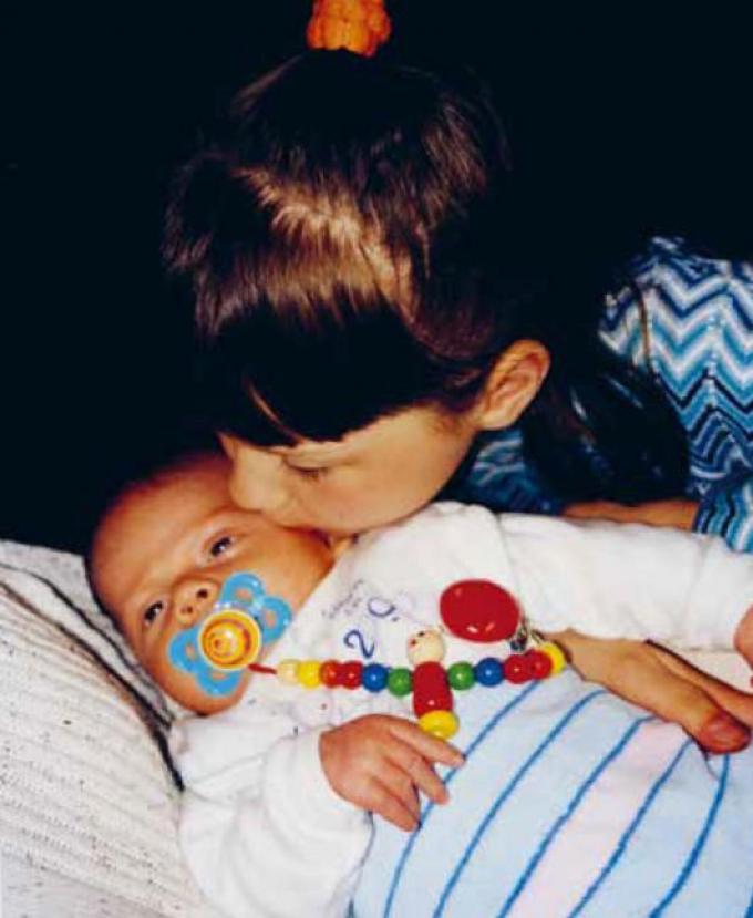 Anastasya heeft haar pasgeboren broer Daniël een stevige zoen. “We hebben een erg goeie relatie, nu.”